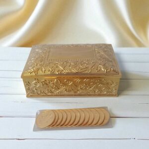 cofre dorado rectangular con arras doradas