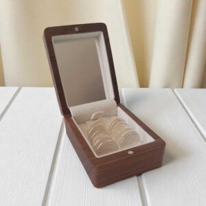 13 monedas en cofre de madera