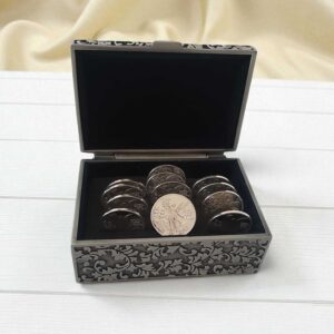 13 monedas en cofre plateado