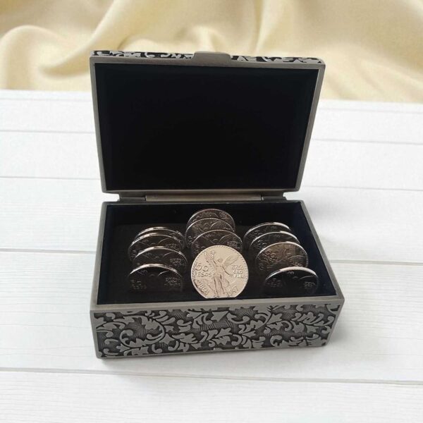 13 monedas en cofre plateado