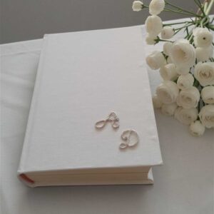 Biblia con iniciales