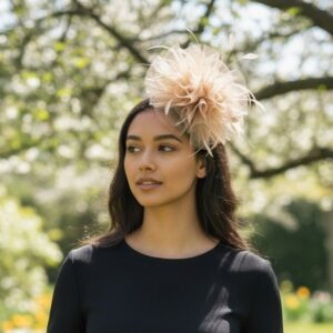 Tocado de tul y plumas